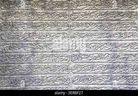 ISTANBUL, Türkei - 12. Juli 2014: Die kalligraphischen Inschriften in arabischen Ligatur auf der Marmorplatte im Topkapi Palast, Istanbul, Türkei Stockfoto