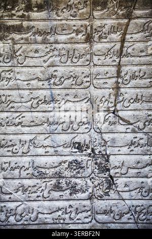 ISTANBUL, Türkei - 12. Juli 2014: Die kalligraphischen Inschriften in arabischen Ligatur auf der Marmorplatte im Topkapi Palast, Istanbul, Türkei Stockfoto