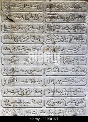 ISTANBUL, Türkei - 12. Juli 2014: Die kalligraphischen Inschriften in arabischen Ligatur auf der Marmorplatte im Topkapi Palast, Istanbul, Türkei Stockfoto