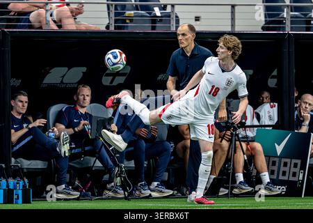 DALLAS - England manager Thomas Tuchel and Anthony Gordon of England during the 2026 World Cup at AT&T Stadium on June 17, 2026, in Dallas, United States. (Photo by Stefan Koops / EYE4IMAGES/DeFodi Images) Stockfoto