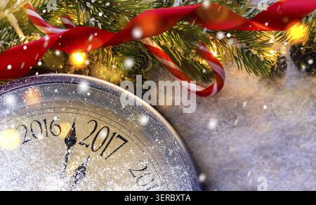 Countdown bis Mitternacht. Die Uhr im Retro-Stil zählt die letzten Momente vor Weihnachten oder Neujahr 2017 neben der dekorierten Tanne. Blick von oben Stockfoto