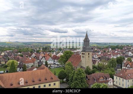 Diese Luftaufnahme zeigt das bezaubernde Panorama von Hofgeismar. Der Schwerpunkt liegt auf der historischen Altstadtkirche mit ihrem charakteristischen Turm, eingebettet in eine Stockfoto