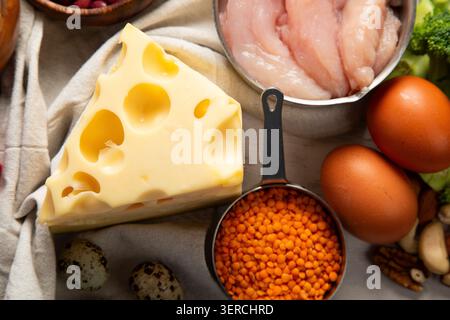 Asortierung pflanzlicher veganer Proteinprodukte auf hellem Hintergrund. Draufsicht. Stockfoto