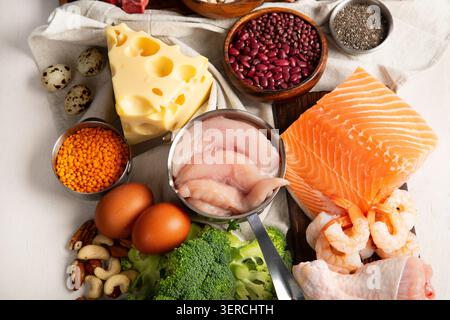 Asortierung pflanzlicher veganer Proteinprodukte auf hellem Hintergrund. Draufsicht. Stockfoto