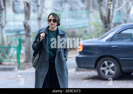 Junge Frau im Herbst-Outfit auf der Straße Stockfoto