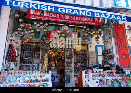 Traditioneller türkischer großer Basar mit Mosaiklampen und Kunsthandwerk in Kampong Glam, Singapur-Stadt Stockfoto