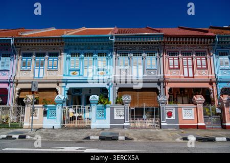 Wunderschöne Reihe von berühmten, farbenfrohen Peranakan-Kaufhäusern mit traditioneller Architektur im Katong-Viertel der Stadt Singapur Stockfoto