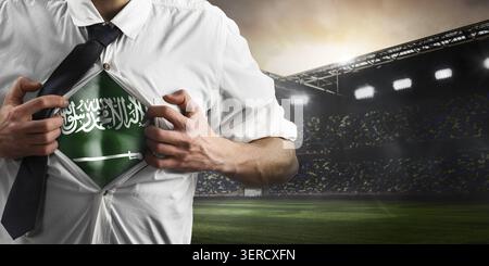 Saudi-Arabiens Fußball- oder Fußballfan zeigt Flagge unter seinem Trikot im Stadion Stockfoto