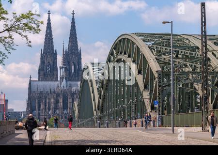 Köln, Deutschland - 5. Mai 2026 : Panoramablick auf die Hohenzollernbrücke und den majestätischen Dom im Hintergrund in Köln Stockfoto