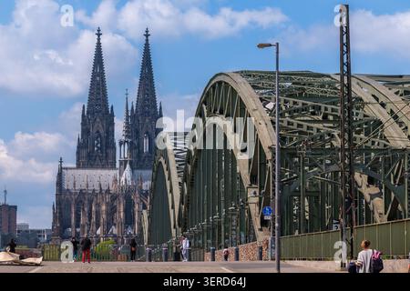 Köln, Deutschland - 5. Mai 2026 : Panoramablick auf die Hohenzollernbrücke und den majestätischen Dom im Hintergrund in Köln Stockfoto
