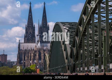 Köln, Deutschland - 5. Mai 2026 : Panoramablick auf die Hohenzollernbrücke und den majestätischen Dom im Hintergrund in Köln Stockfoto