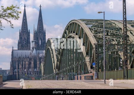 Köln, Deutschland - 5. Mai 2026 : Panoramablick auf die Hohenzollernbrücke und den majestätischen Dom im Hintergrund in Köln Stockfoto