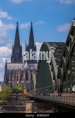 Köln, Deutschland - 5. Mai 2026 : Panoramablick auf die Hohenzollernbrücke und den majestätischen Dom im Hintergrund in Köln Stockfoto