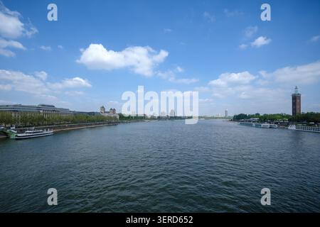 Köln - 5. Mai 2026 : Panoramablick auf den Rhein in Köln Stockfoto