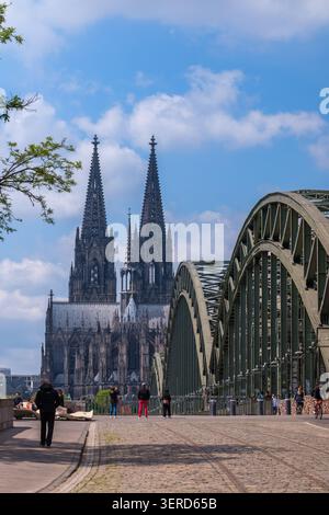 Köln, Deutschland - 5. Mai 2026 : Panoramablick auf die Hohenzollernbrücke und den majestätischen Dom im Hintergrund in Köln Stockfoto