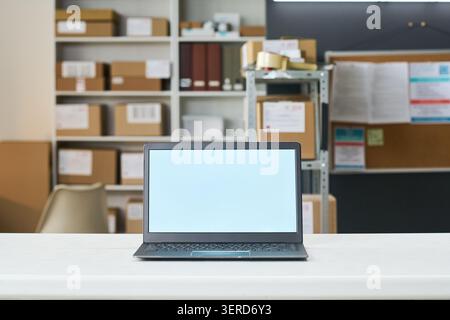 Laptop mit leerem Bildschirm am Abholort der Bestellung für die Lieferung Stockfoto