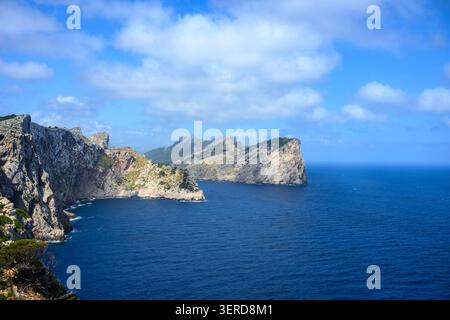 Felsige Küste mit blauem Himmel auf Mallorca Stockfoto