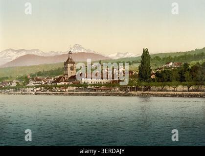 Blick auf Evian-les-Bains am Genfer See, fotografiert zwischen 1890 und 1900. Das Bild zeigt das französische Seebad am Südufer des Genfer Sees, bekannt für seine Belle-Epoque-Architektur, Thermalbäder und die malerische Uferpromenade. Stockfoto