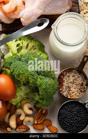 Asortierung pflanzlicher veganer Proteinprodukte auf hellem Hintergrund. Draufsicht. Stockfoto