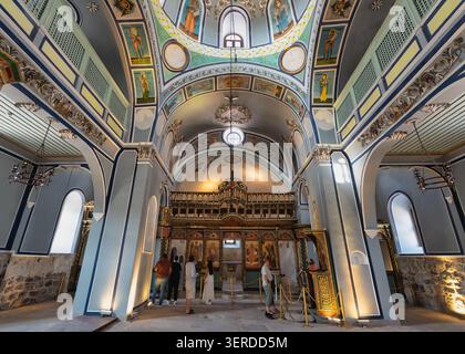 Konya, Türkei - 8. Juni 2025: Innenraum der Hagia Eleni Kirche im Dorf Sille mit kunstvollen Ikonostasen, bemalten Decken und historischer Architektur Stockfoto
