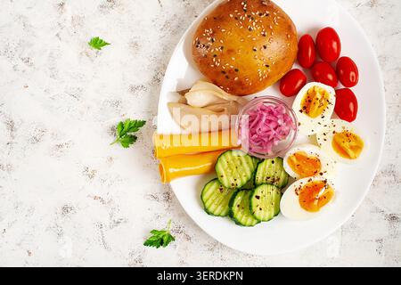 Gesunder Brunch Teller mit Meeresfrüchten Käse und Gemüse. Draufsicht Stockfoto