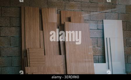 Holzlaminat-Möbelpaneele in einer Werkstattnähe gestapelt. Stockfoto