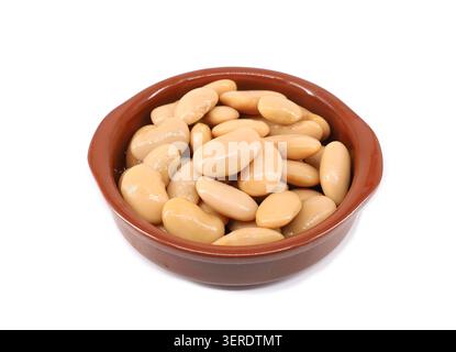 Gekochte Riesenkoronabohnen oder Läuferbohnen in einer Servierschale aus Ton auf weißem Hintergrund. Stockfoto