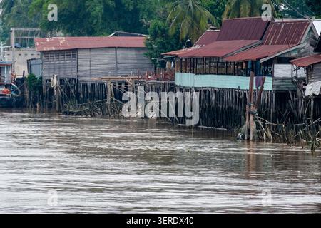 Pekanbaru, Indonesien - 28. September 2025: Traditionelle Holzpfahlhäuser und komplizierte Pfahlgründungen am Siak River Stockfoto