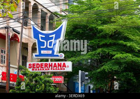 Pekanbaru, Indonesien - 28. September 2025: Ikonisches blaues Logo-Schild des Restaurants Sederhana Padang, berühmte indonesische minangkabau traditionelle Küche Stockfoto