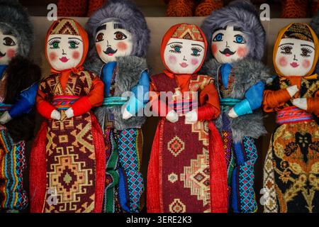 Aus nächster Nähe zeigt sich eine lebendige Ausstellung traditioneller armenischer Textilpuppen, handgefertigt und in reich gemusterten Nationalkostümen gekleidet. Diese Stockfoto
