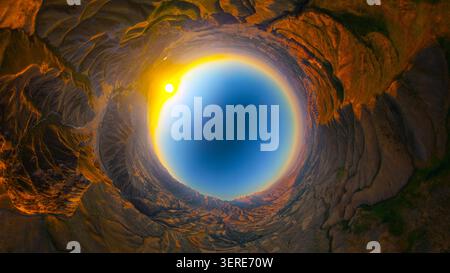 Der Panoramablick auf den kleinen Planeten aus der Luft fängt die raue Berglandschaft bei Sonnenuntergang in Kirgisistan ein. Stockfoto