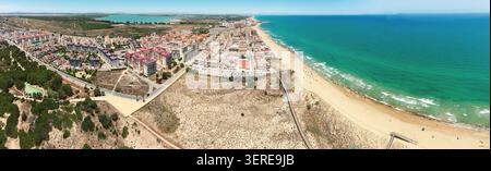 Stadtbild von Torre La Mata in Torrevieja, Spanien, Europa. Panoramablick über der Stadt am Strand Stockfoto