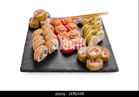 Sushi-Brötchen werden auf einer schwarzen Platte serviert. Es gibt verschiedene Arten von Sushi, einschließlich Brötchen mit Krabben, Garnelen und Gemüse. Zwei Essstäbchen befinden sich neben der Platte. Stockfoto