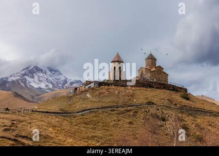 Dreifaltigkeitskirche der Heiligen Gergeti aus dem 14. Jahrhundert, unschlagbarer Blick auf Georgien, Stepantsminda. Stockfoto