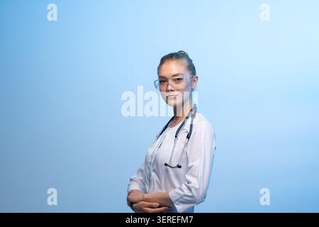 Junge Ärztin mit Vertrauen und Expertise Stockfoto
