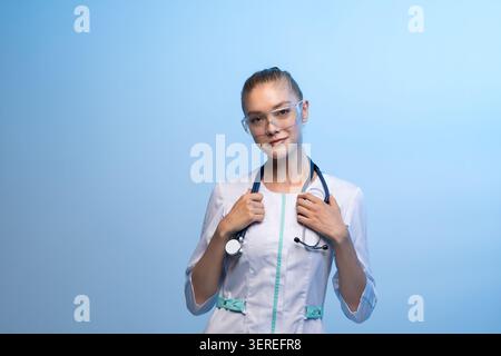 Ärztin mit Labormantel und Schutzbrille Stockfoto