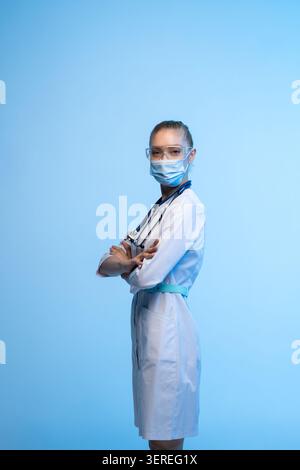 Ärztin trägt Maske und Schutzbrille während des Gesundheitsdienstes Stockfoto