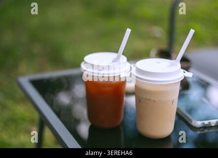 Zwei Gläser kalte Kaffeegetränke zum Mitnehmen Stockfoto