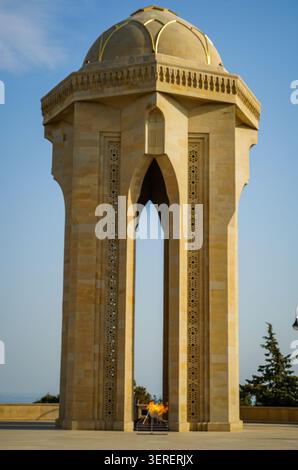 Diese Nahaufnahme zeigt das Denkmal der ewigen Flamme in der Märtyrerallee in Baku, Aserbaidschan und zeigt seine komplexe Sandsteinarchitektur A Stockfoto