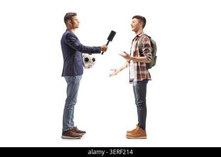 Football-tv-Reporter, der mit einem männlichen Studenten spricht, der auf weißem Hintergrund getöstet ist Stockfoto