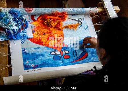 Lijiang, chinesische Provinz Yunnan. Juni 2026. Ein Sticker der Naxi-Gruppe macht Stickarbeiten in der antiken Stadt Baisha in Lijiang, südwestchinesischer Provinz Yunnan, 17. Juni 2026. In den letzten Jahren hat die antike Stadt Baisha ihr historisches Erbe und ihre reichen ethnischen kulturellen Ressourcen genutzt, um die Erhaltung, Übertragung und innovative Entwicklung der Stickerei der Naxi voranzutreiben und dem alten Handwerk neue Vitalität zu verleihen. Quelle: Hu Chao/Xinhua/Alamy Live News Stockfoto