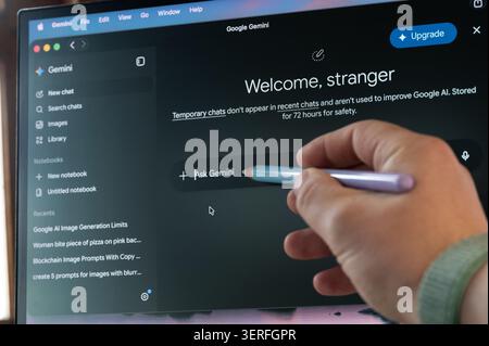 New York, USA – 16. Juni 2026: Erstellen eines Projekts in der Gemini AI App Nahaufnahme auf Bildschirmhintergrund Stockfoto