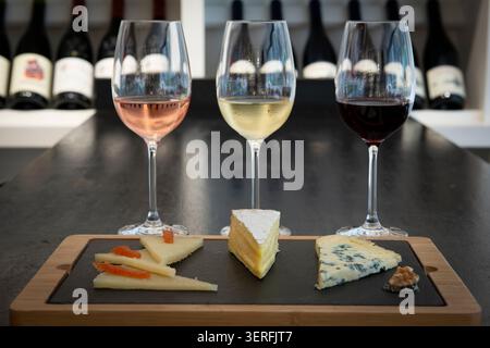 Elegante Käse- und Weinpaarung in einem bezaubernden Weingut an einem sonnigen Nachmittag Stockfoto