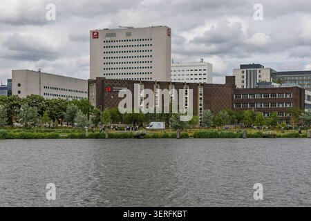 Rotterdam, Niederlande - Außenansicht des Universitätsgeländes Hogeschool Rotterdam Applied Sciences über den Kanal oder das Hafenwasser. Stockfoto