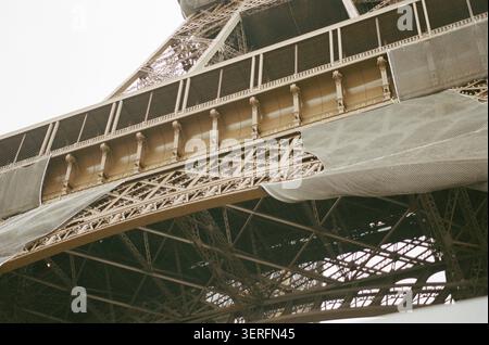 Eine detaillierte Nahaufnahme mit Blick auf das Balkongesims des Eiffelturms im ersten Stock, Paris. Die eingravierten Namen französischer Wissenschaftler und Ingenieure Stockfoto
