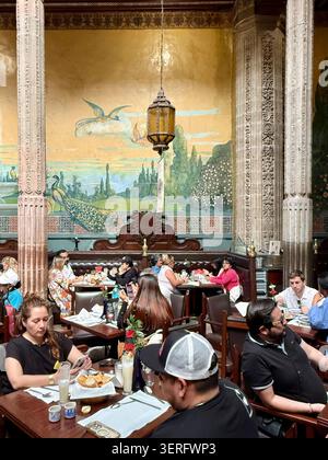 Das Restaurant im historischen Innenhof von Sanborns de los Azulejos befindet sich im La Casa de los Azulejos, Centro Histórico, Mexiko-Stadt. Stockfoto