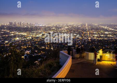 Die Skyline von Los Angeles in der Abenddämmerung vom Griffith Observatory aus gesehen, die Wolkenkratzer in der Innenstadt von Los Angeles bei Nacht, die Lichter der Stadt darunter Stockfoto