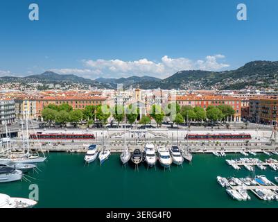 Luftaufnahme des Hafens von Nizza (Port Lympia) mit vertäuten Booten und farbenfrohen Gebäuden, Nizza, französische Riviera, April 2025 Stockfoto
