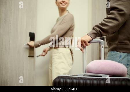 Junge Erwachsene Familienreisende betreten Hotelzimmer mit Gepäck, Check-in für Urlaub Aufenthalt und Gastfreundschaft Service. Nützlich für Reisebuchungen, Tourismus, Familienurlaub Marketing Stockfoto