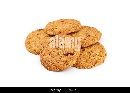 Müsligebäck mit roten Beerenfrüchten auf weißem Hintergrund. Stockfoto